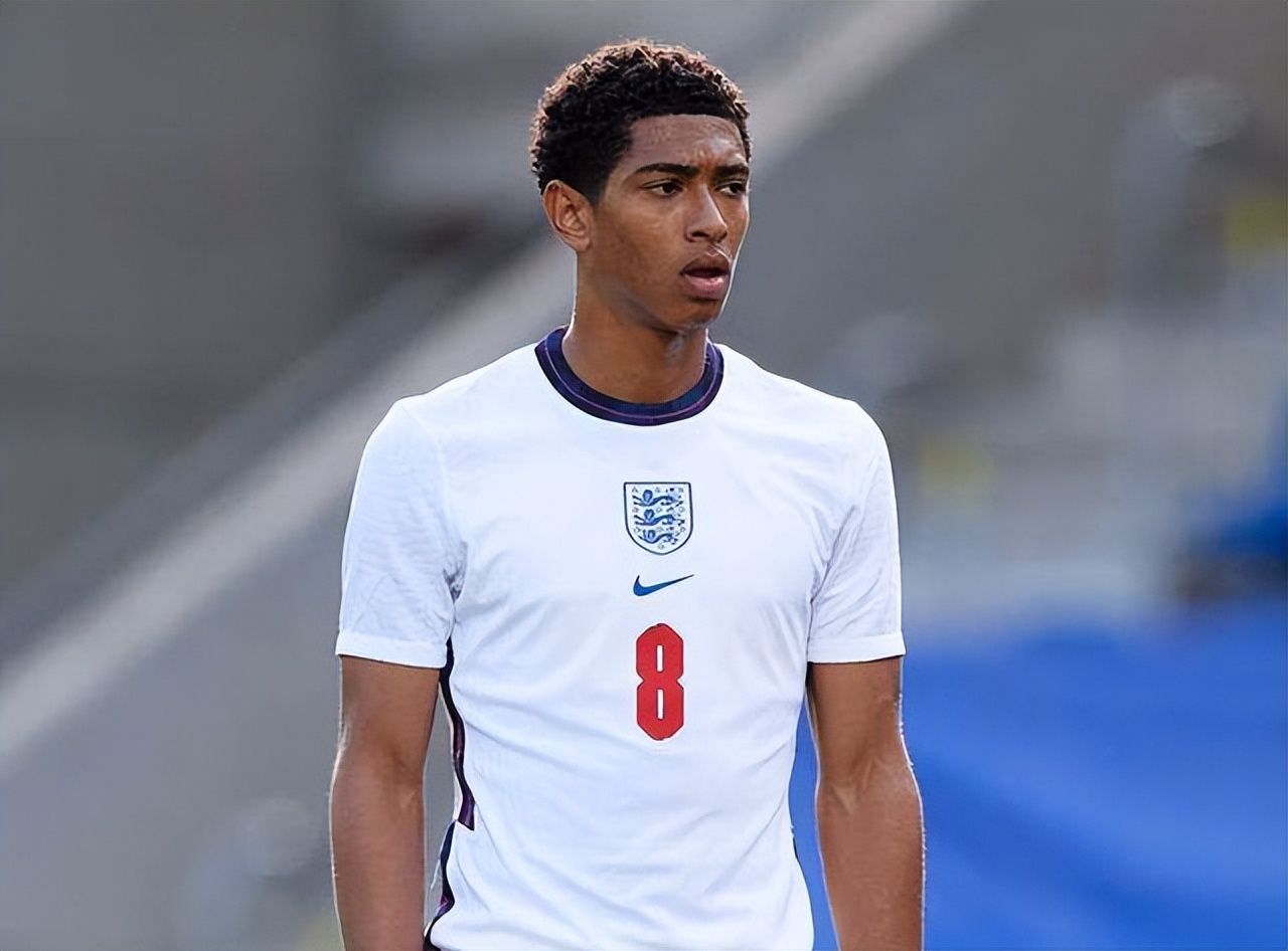 34岁阿联酋国脚奥马尔宣布退役，曾斩获亚洲足球先生（阿联酋国脚奥马尔34岁挂靴，曾获亚洲足球先生）