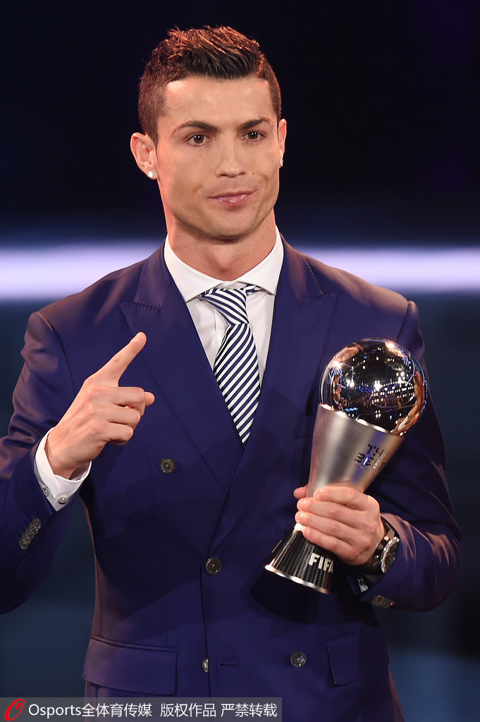 执法有温度，马宁在点球大战结束后，安慰南通队失点队员（温情执法：点球大战后，马宁安慰南通失点球员）