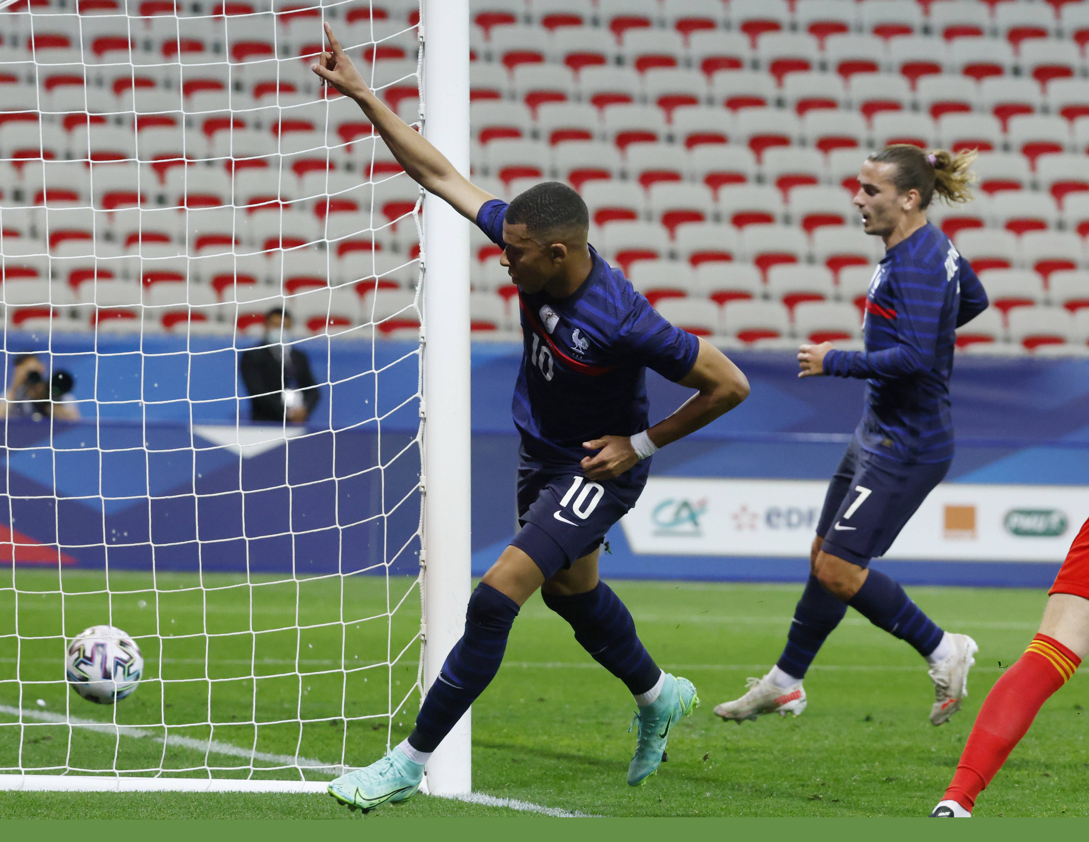 4场攻入3球，38岁瓦尔迪当选意甲11月最佳球员（38岁瓦尔迪4场3球，荣膺意甲11月最佳球员）