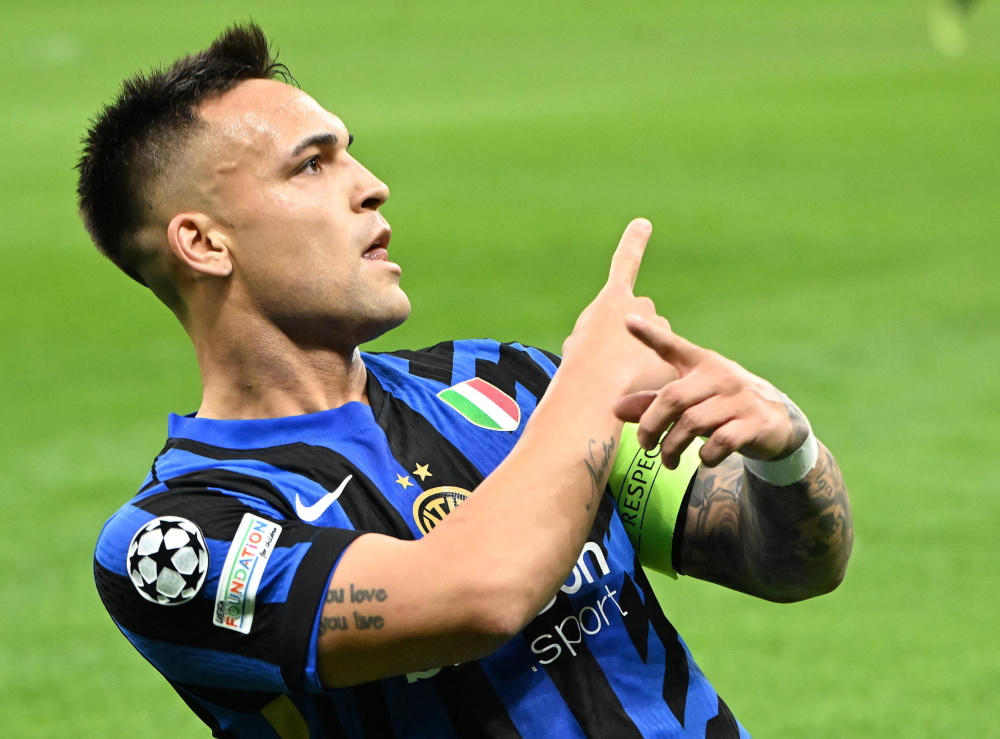 致敬李惠堂，赞助商犀旺送给魏祥鑫一颗柚子足球（向李惠堂致意，赞助商犀旺为魏祥鑫献上柚子足球）