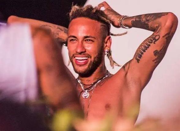 阿斯顿维拉主场2-1战胜阿森纳，延续连胜，双线作战表现亮眼。（阿斯顿维拉主场2-1力克阿森纳，连胜延续双线表现出色）