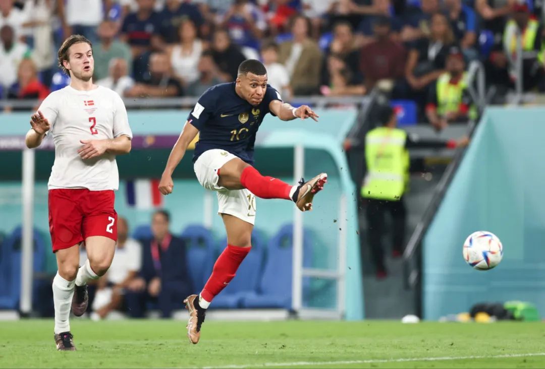 太强了！中国羽毛球又一天才横空出世，18岁少年连赢三位世界冠军（震撼！国羽再迎天才新星，18岁小将连胜三位世界冠军）