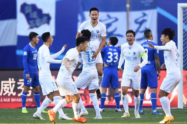 这雪有点大，欧冠赛前一名挪威记者在博德闪耀的球场边线处滑雪（欧冠赛前大雪纷飞，挪威记者在博德闪耀球场边线滑雪）