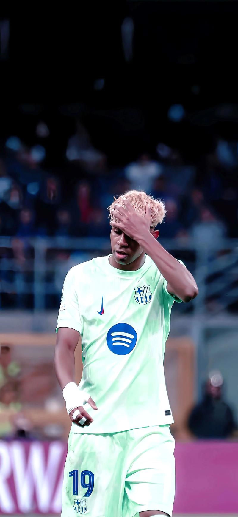 足球巴萨公布主力中场伤情，将缺阵一月（巴萨官宣主力中场受伤，预计缺席一个月）