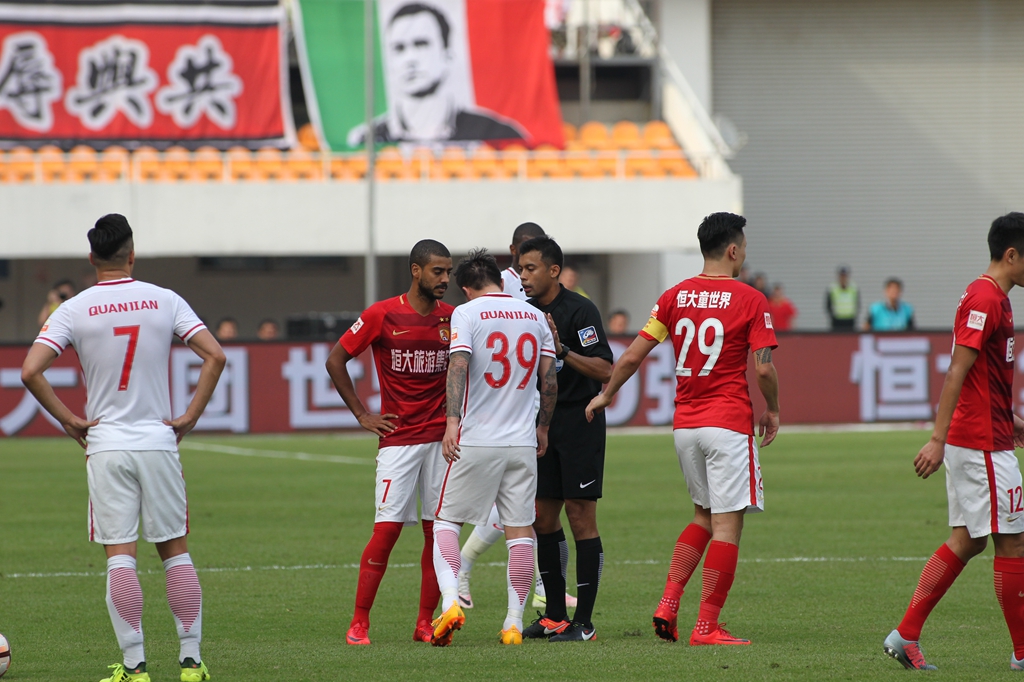 搏击网红正面挑战鸽武缘，直言输了给10W，对方却迟迟不敢回应（搏击网红公开向鸽武缘下战书：放话输了赔10万，对方迟迟无回应）