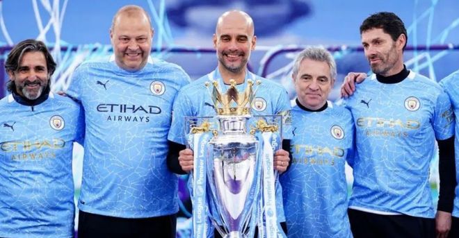 射门时致弗朗西斯重伤，田中碧被换下后立即找到加纳主帅道歉（射门致弗朗西斯重伤，田中碧被换下后当面向加纳主帅致歉）